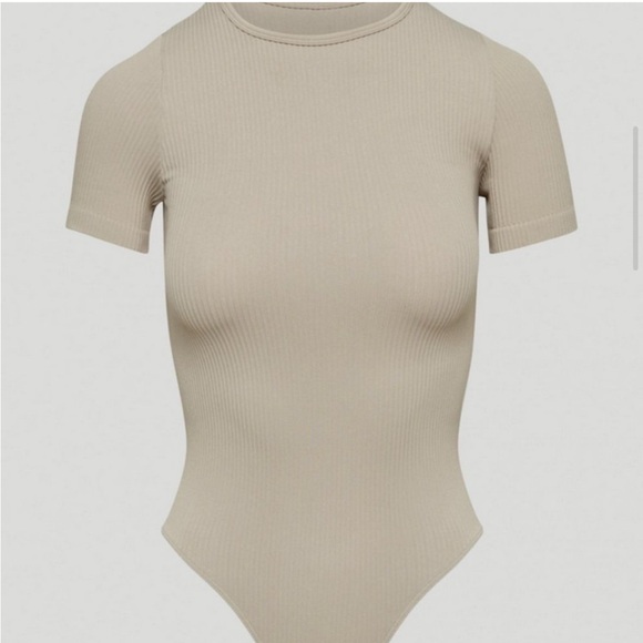 Aritzia Babaton Ribbed Shortsleeve Bodysuit - Picture 4 of 12